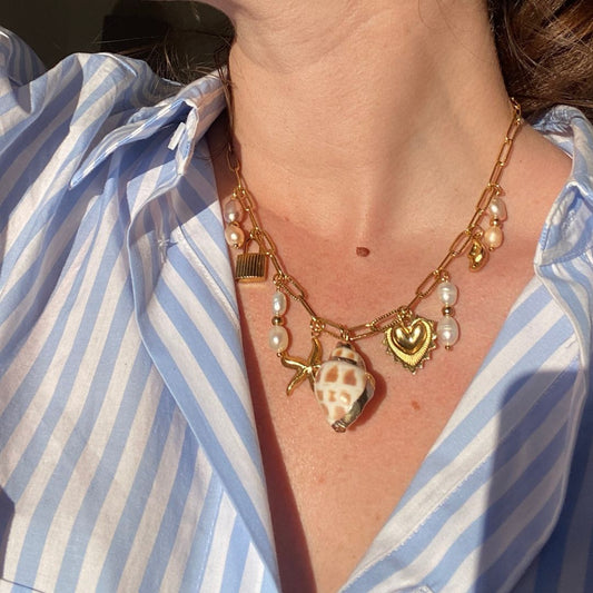 Collar de conchas y perlas naturales