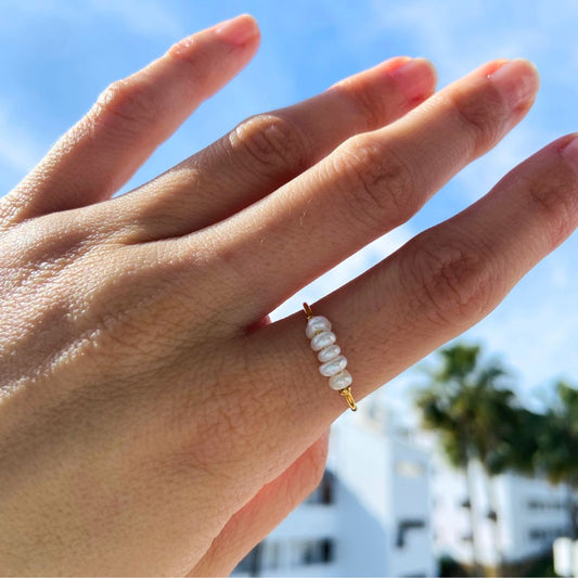 Anillo fino con perlas de agua dulce
